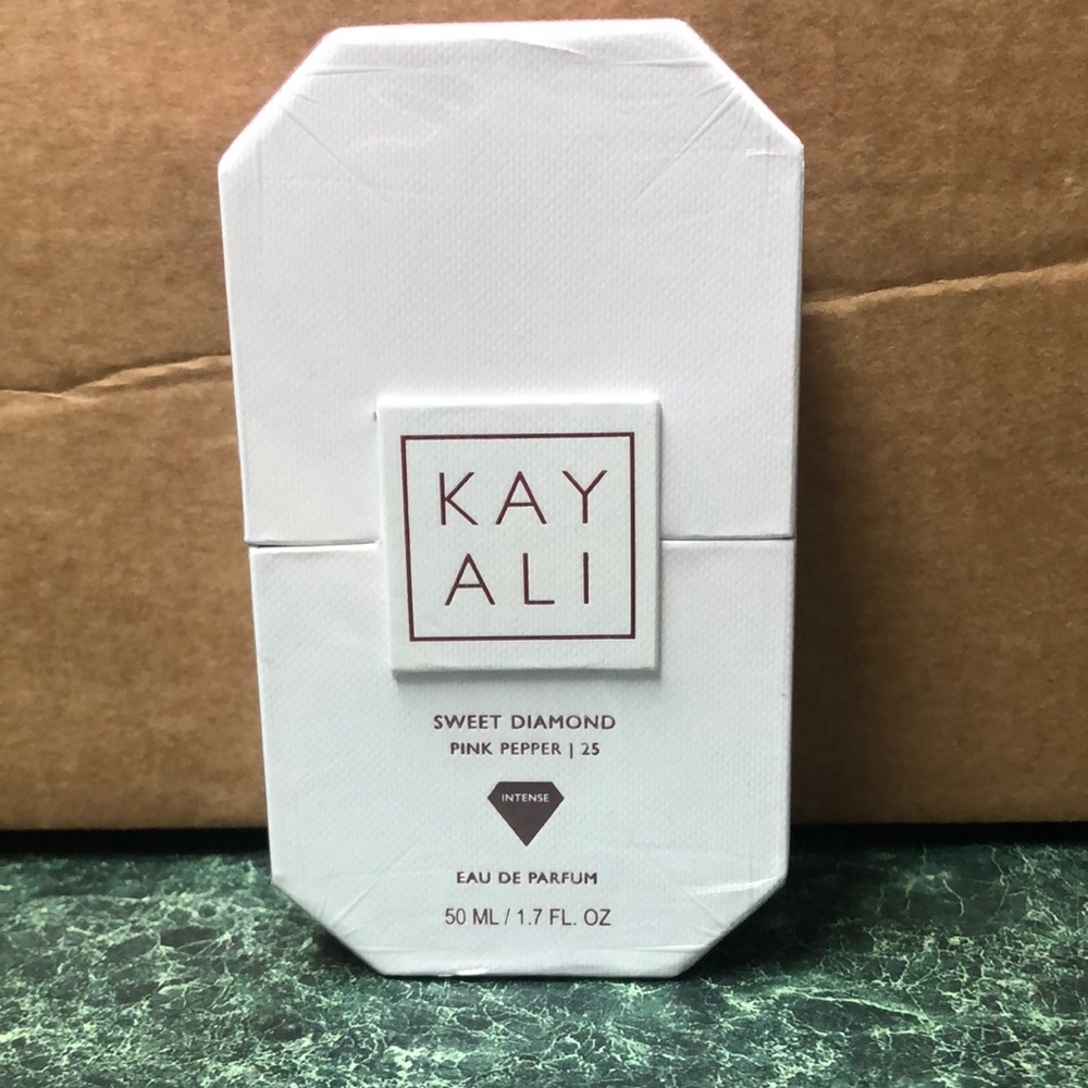 KAYALI huda beauty